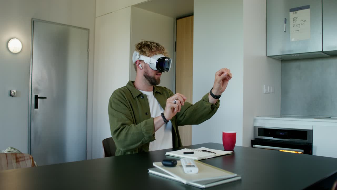 Uomo che usa un visore VR in una cucina moderna