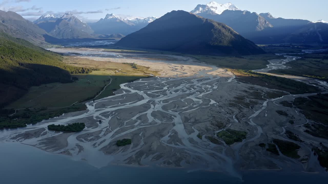 뉴질랜드 글레노키의 눈 덮인 산에서 흘러내리는 놀라운 강 삼각주