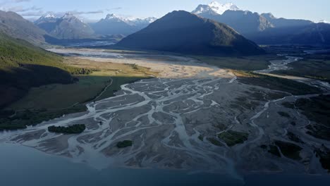 Increíble-Delta-Del-Río-Que-Baja-De-Las-Montañas-Cubiertas-De-Nieve-En-Glenorchy,-Nueva-Zelanda