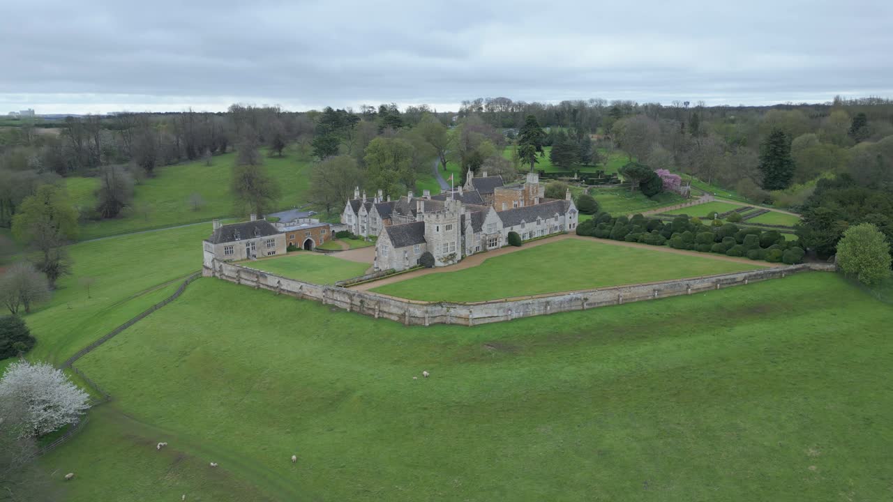 Ripresa aerea del Castello di Rockingham in Inghilterra.