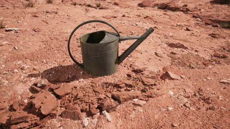 lata de bebida en el desierto de arena y rocas