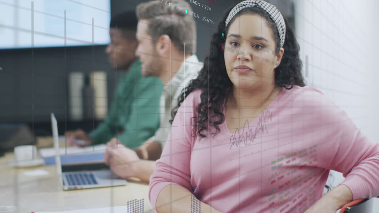 Animazione di grafici multipli e tabelloni di trading con una donna che discute con un collega