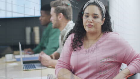 animación de múltiples gráficos y tableros de negociación sobre diversas mujeres discutiendo con compañeros de trabajo