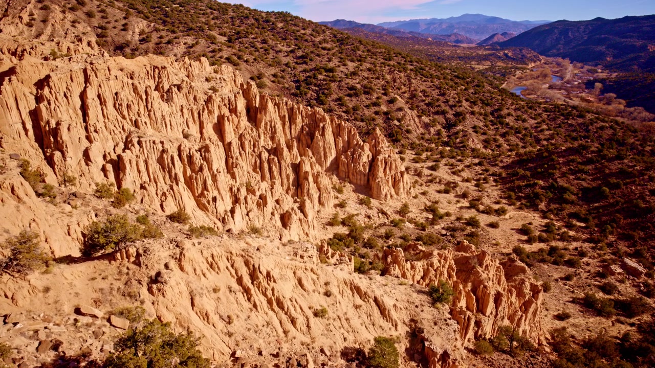 Vista drone di spettacolari formazioni rocciose rosse sotto cieli desertici