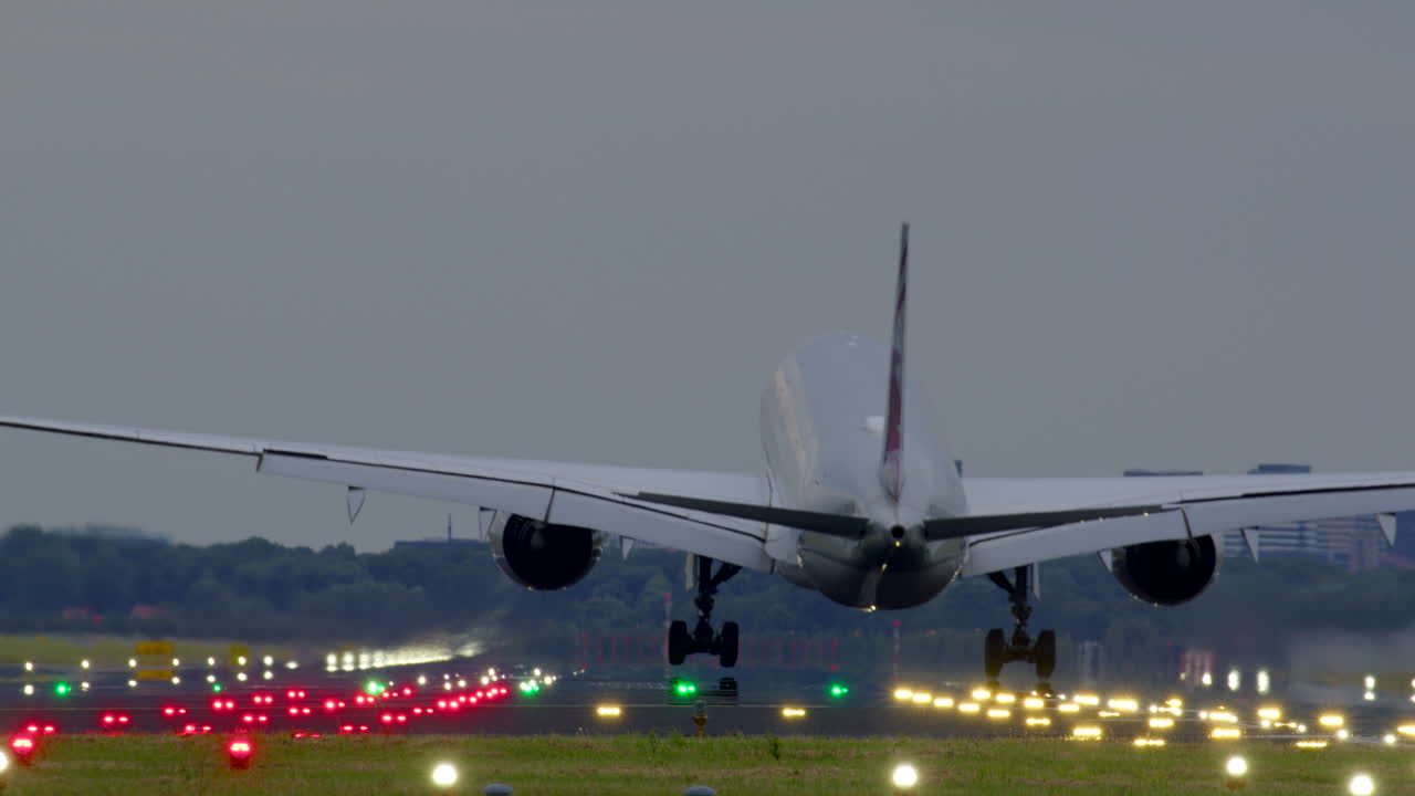 aterrizaje de un avión en la pista