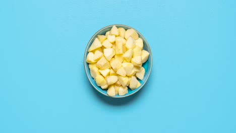 preparando salsa de manzana, animación de stop motion. haciendo receta de salsa de manzanas video 4k