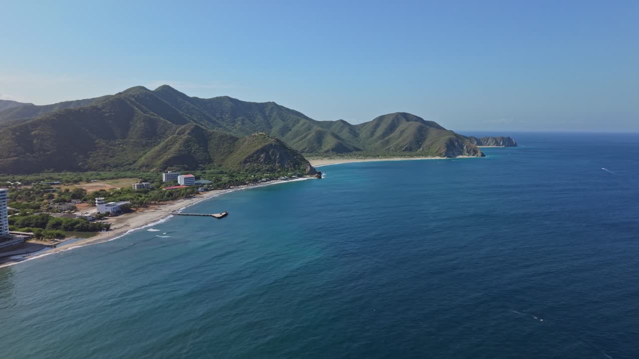 Splendida costa di Santa Marta con montagne e calme acque caraibiche