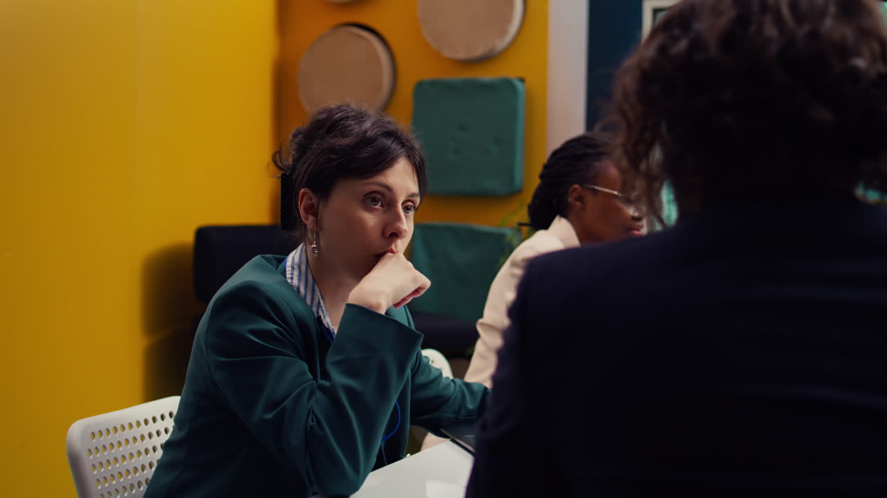 el equipo de inicio revisa los informes financieros y las métricas de rendimiento en la computadora portátil