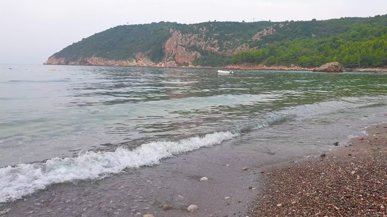 замедленная съемка пляжа на море с лодками на воде