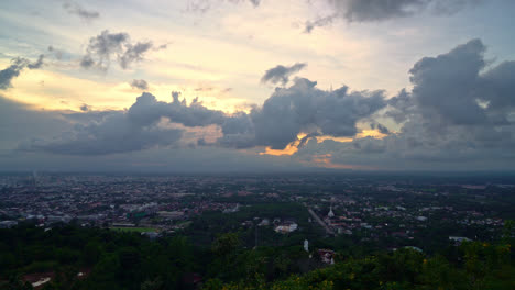 horizonte de la ciudad de hat yai con cielo crepuscular en songkhla en tailandia