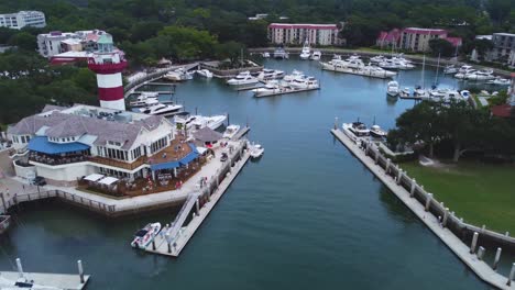 Disparo-De-Un-Dron-Entrando-En-La-Ciudad-Portuaria,-En-Hilton-Head-Island,-Sc