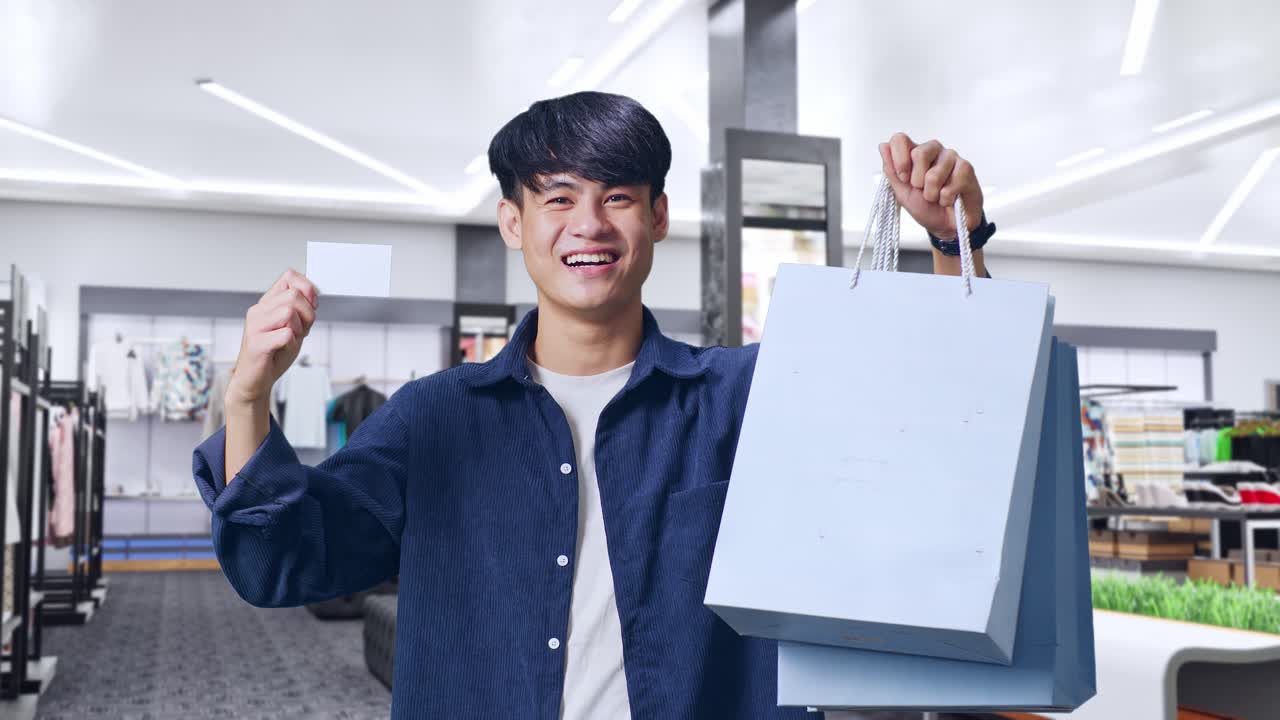 쇼핑백과 신용카드에 만족한 고객