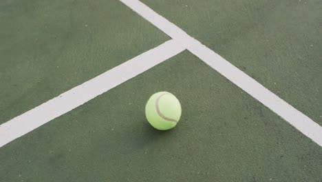 Video-De-Una-Pelota-De-Tenis-Tirada-En-Una-Cancha-De-Tenis.