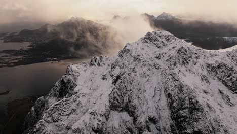 Vista-Aérea-Del-Hermoso-Paisaje-De-La-Montaña-Nevada-De-Noruega-Durante-El-Invierno