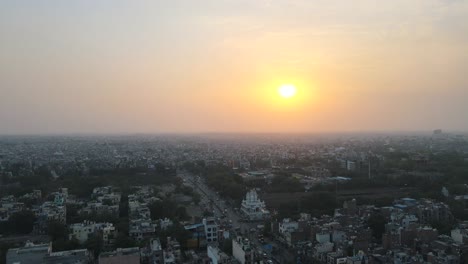 Puesta-De-Sol-Vista-Aérea-De-Los-Tejados-De-La-Ciudad-India-Nueva-Delhi-Oeste-Delhi-4k