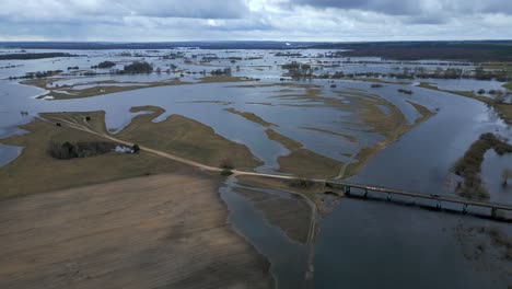 ポーランドのナレウ川の洪水による農村地帯の洪水