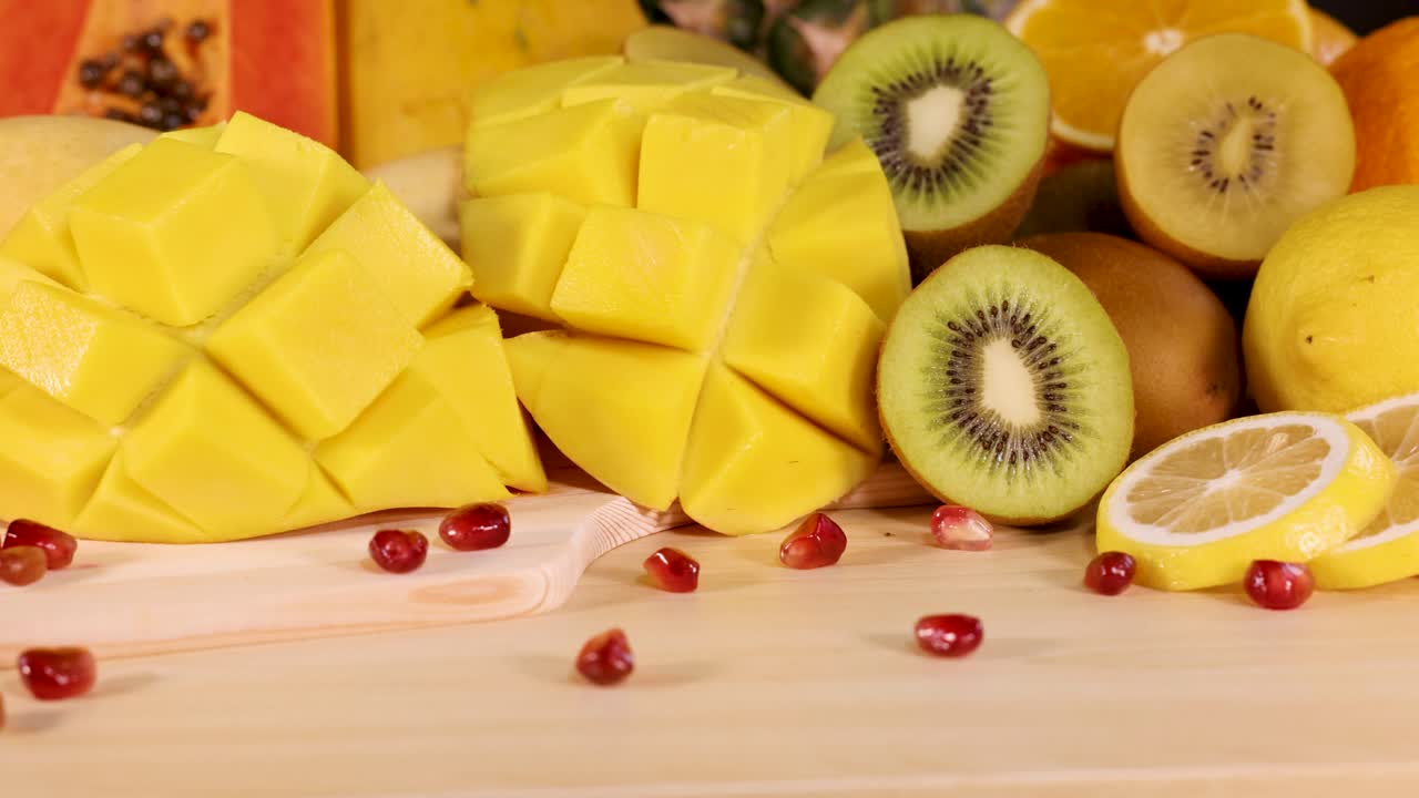 una variedad vibrante de frutas frescas en rodajas