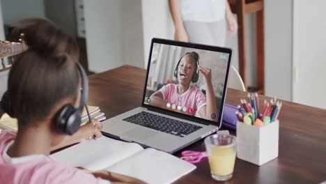 Afroamerikanisches-Mädchen-Nutzt-Laptop-Für-Videoanruf-Mit-Afroamerikanischer-Schulfreundin-Auf-Dem-Bildschirm