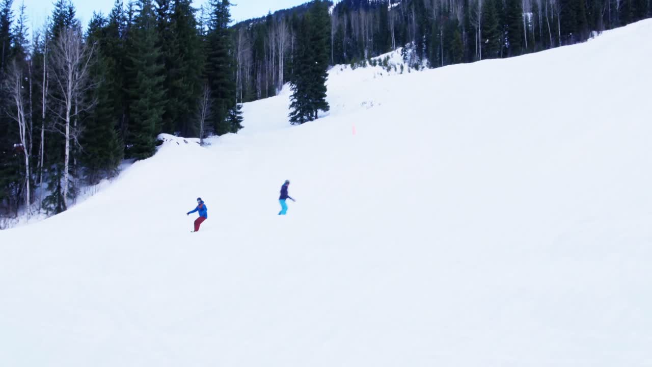 눈  ⁇ 인 산 에서 스노우보드 를 타고 있는 사람 들