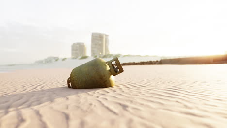 Viejo-Tanque-De-Gas-De-Metal-Oxidado-En-La-Playa