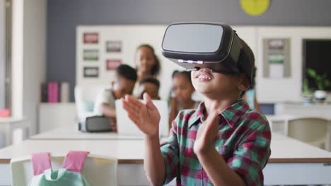Video-Eines-Glücklichen-Afroamerikanischen-Jungen,-Der-Im-Klassenzimmer-Ein-VR-Headset-Trägt