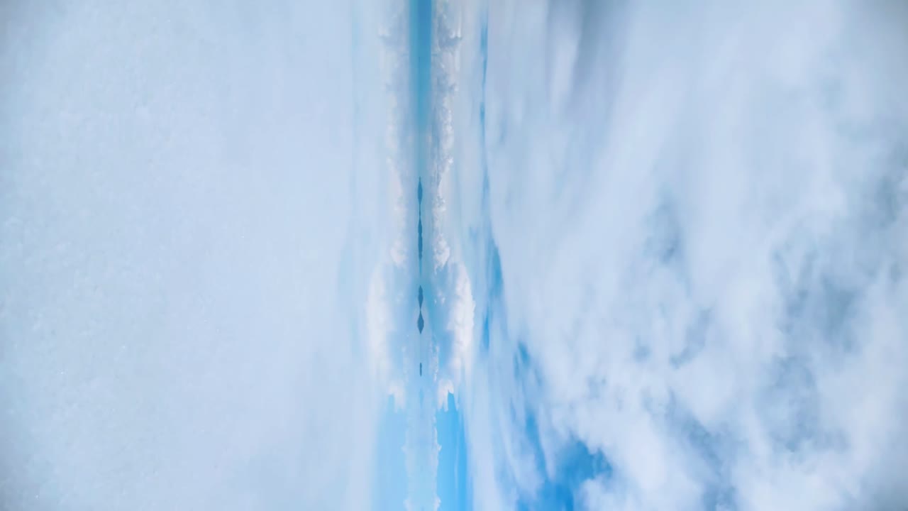 Spettacolare effetto specchio nella Salina di Salar de Uyuni in Bolivia