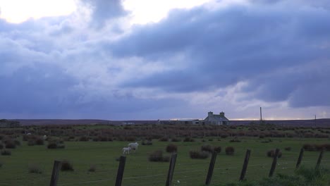 Dunkle-Wolken-Bilden-Sich-über-Einer-Farm-Während-Eines-Drohenden-Sturms-In-Nordschottland