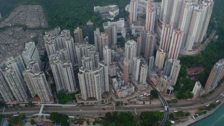 vista superior de uma cidade com arranha-céu perto do mar