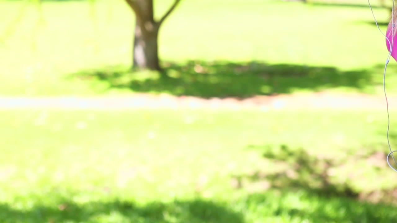 공원에서 휴식을 취하는 한 금발