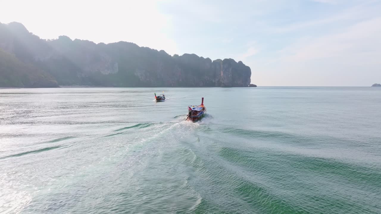 Barca longtail con turisti in crociera vicino alla costa di Ao Nang, Thailandia