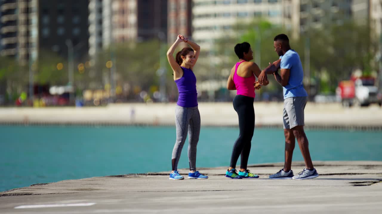 personas multiétnicas en la ciudad de chicago que se extienden al aire libre