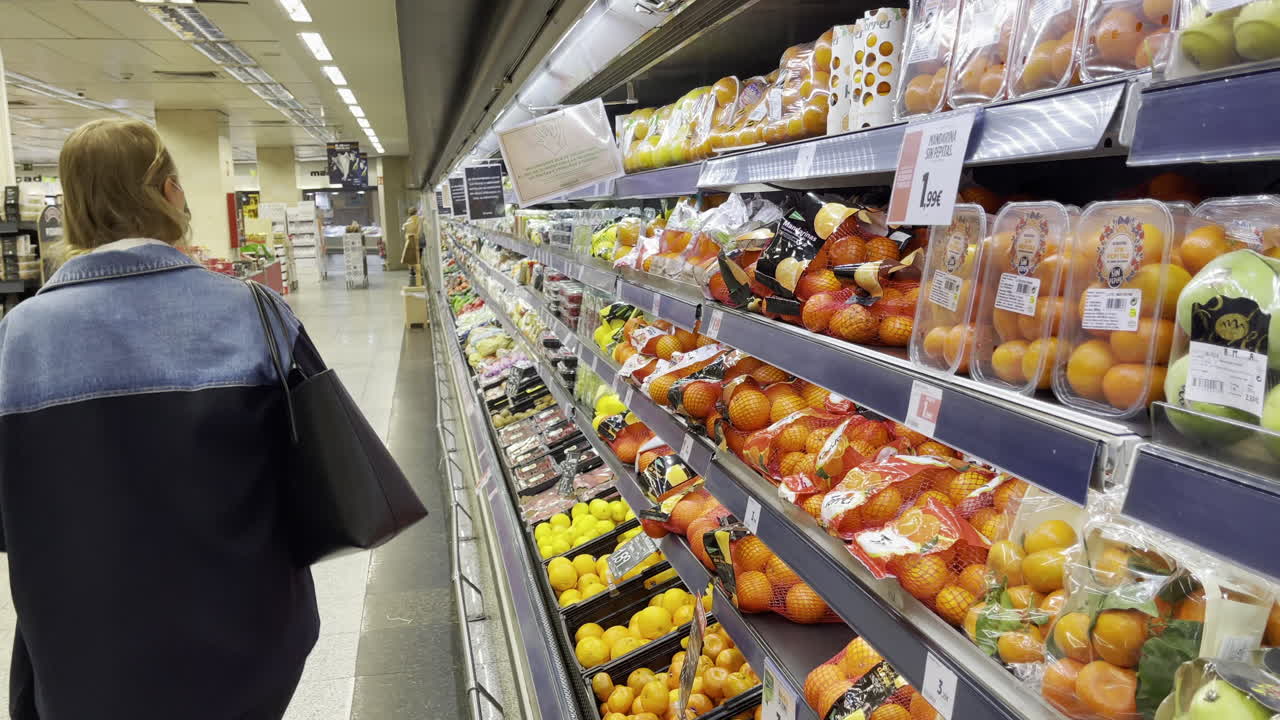 joven comprando frutas en la tienda durante la pandemia