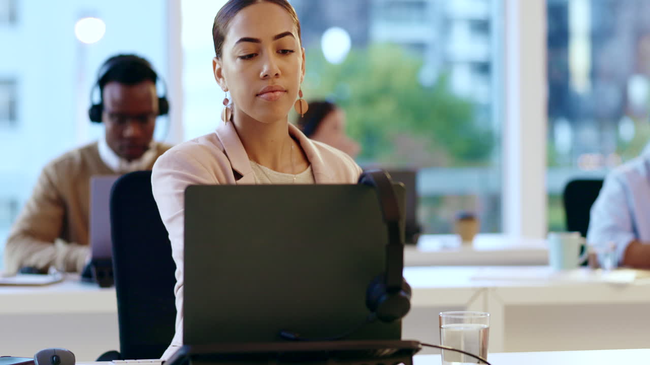 portátil, servicio al cliente y una mujer agente