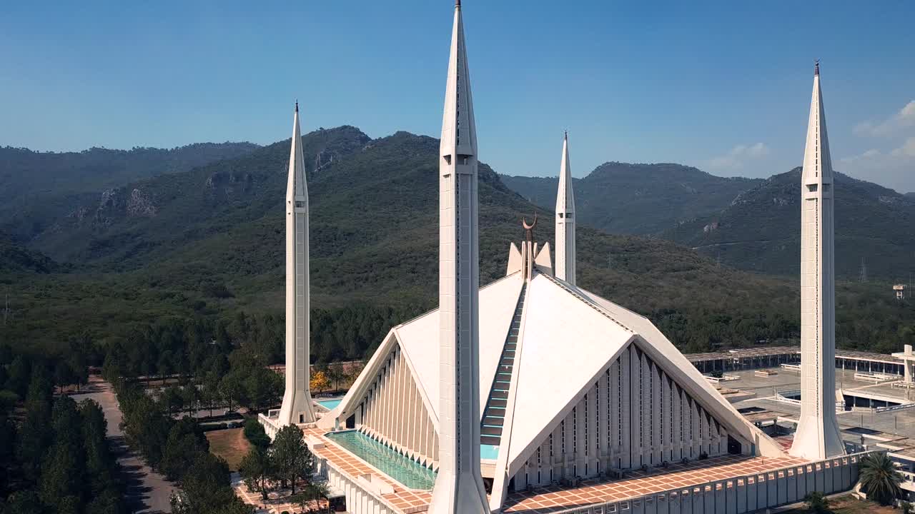 파키스탄 이슬람아바드에 있는 화이트 파이살 모스크 (white faisal mosque) 에 대한 4k 영상.