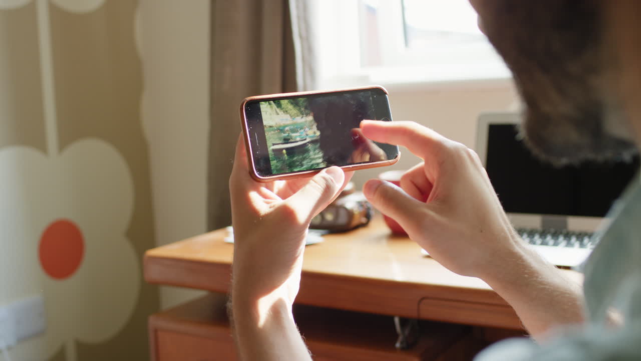 persona mirando una foto en un teléfono inteligente