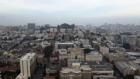 vista aérea del paisaje urbano de pacific heights, en san francisco - pan, drone shot