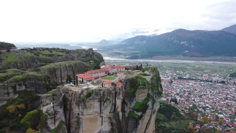 4k μετέωρα, ελληνικά, meteora, monasterio de la santísima trinidad, revelación de retroceso de la cámara, monasterio en una montaña, paisaje: dron aéreo, destino de viaje por europa, meteora grecia, griego antiguo, cinemático