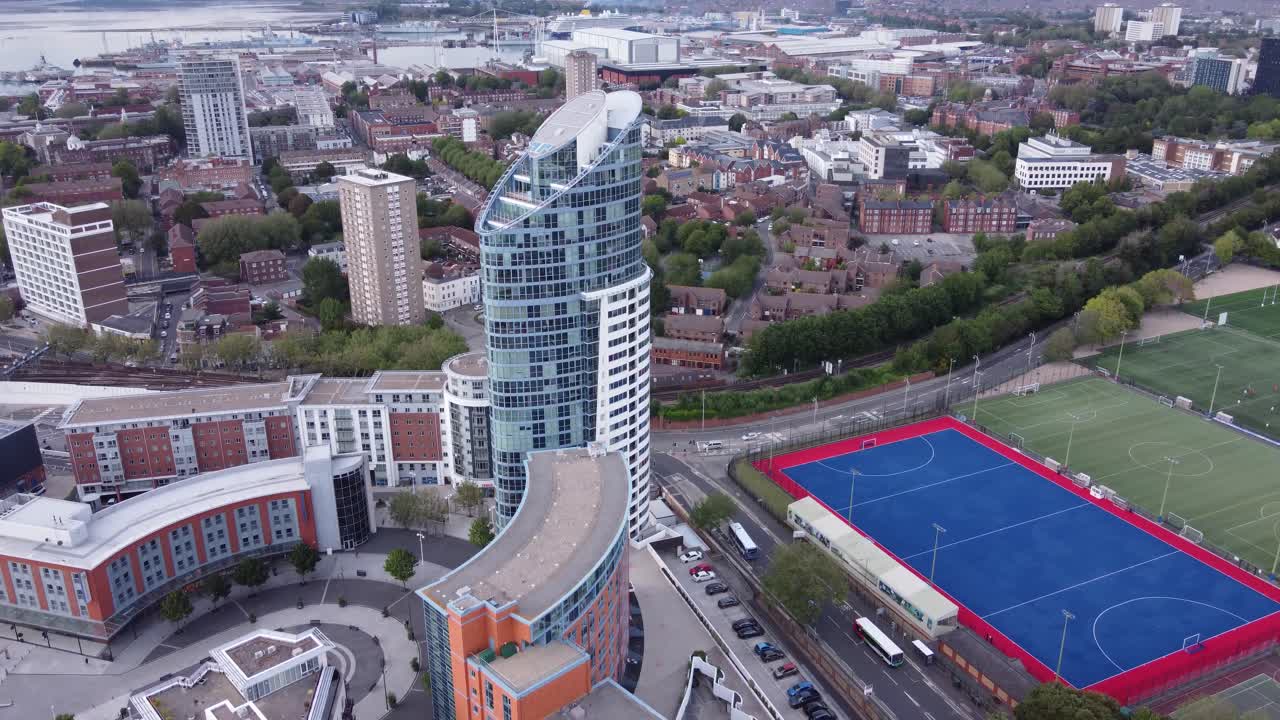 낮에 영국 포츠머스에 있는 아파트 건물의 공중 전망 - 드론 샷