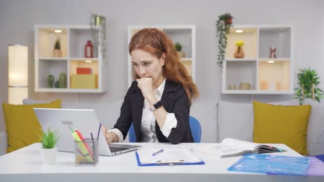 las manos de la mujer que trabaja en la oficina están temblando.