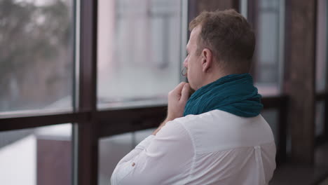 hombre mirando por la ventana