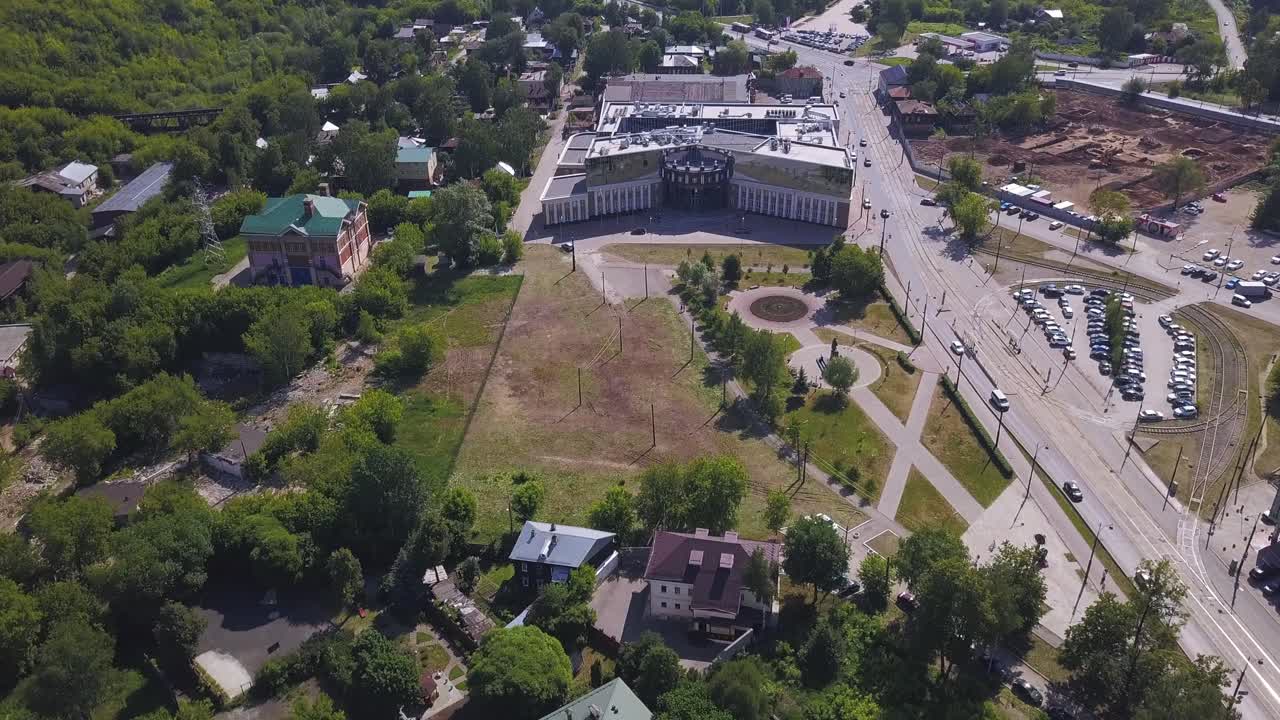 воздушный вид города с смесью старых и новых зданий, парков и дорог