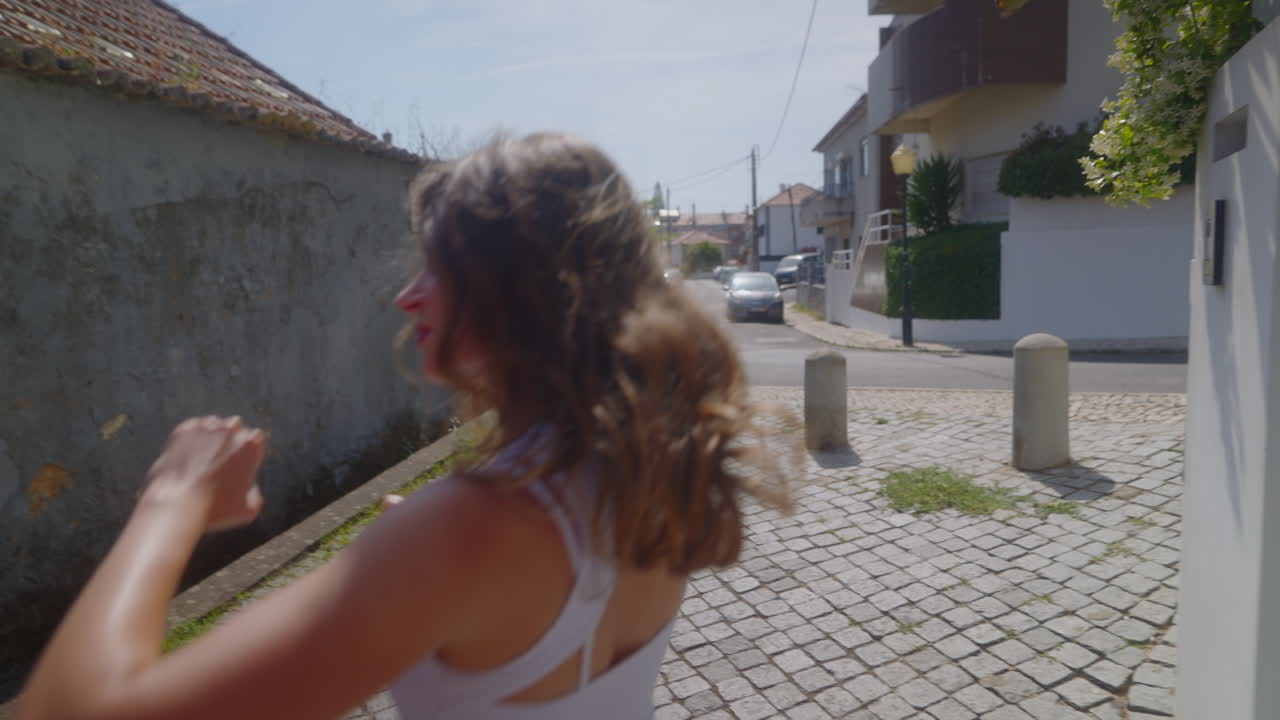 유럽 도시 에서 고 있는 여자