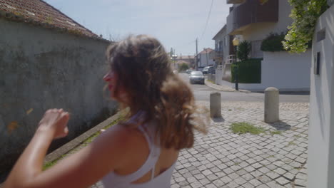mujer caminando por una ciudad europea