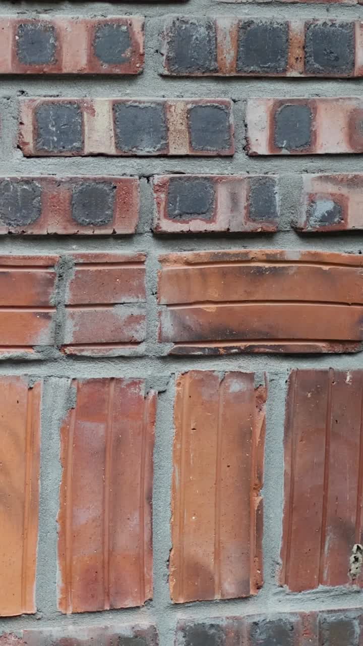 벽돌 벽을 보여주는 일련의 이미지입니다.