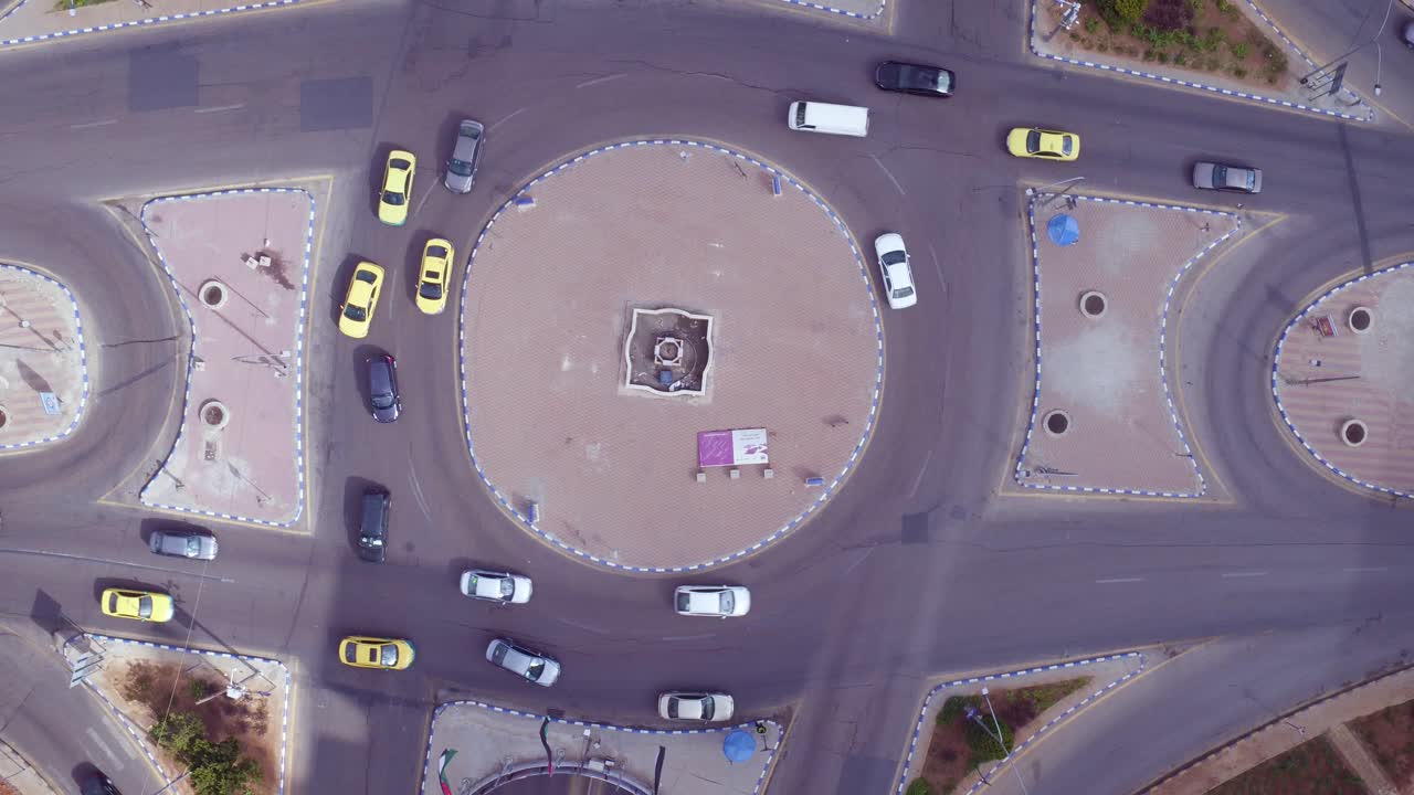 antena directamente hacia abajo de la rotonda o rotonda con tráfico de automóviles amman jordania