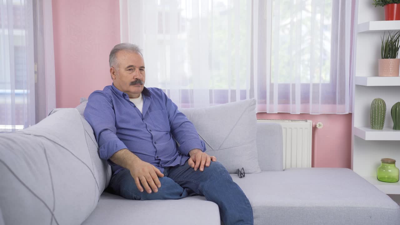 Anziano depresso. L'anziano guarda fuori dalla finestra