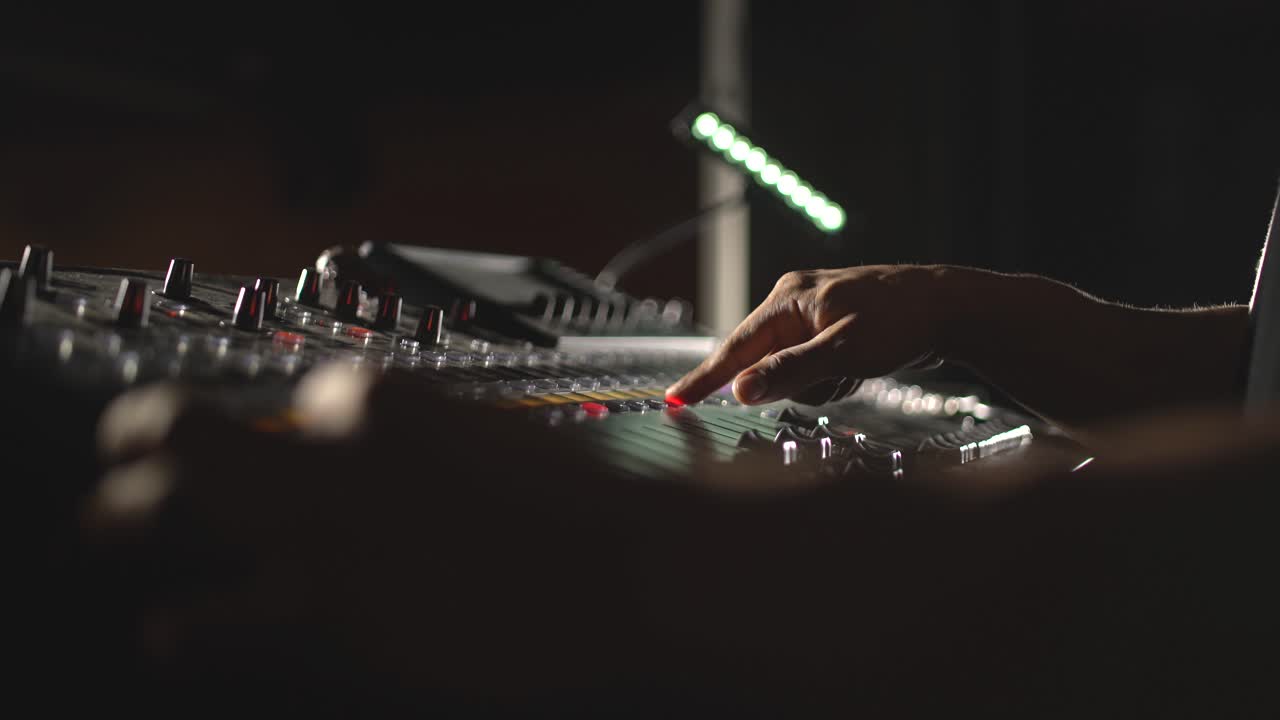 manos en las perillas móviles de la consola