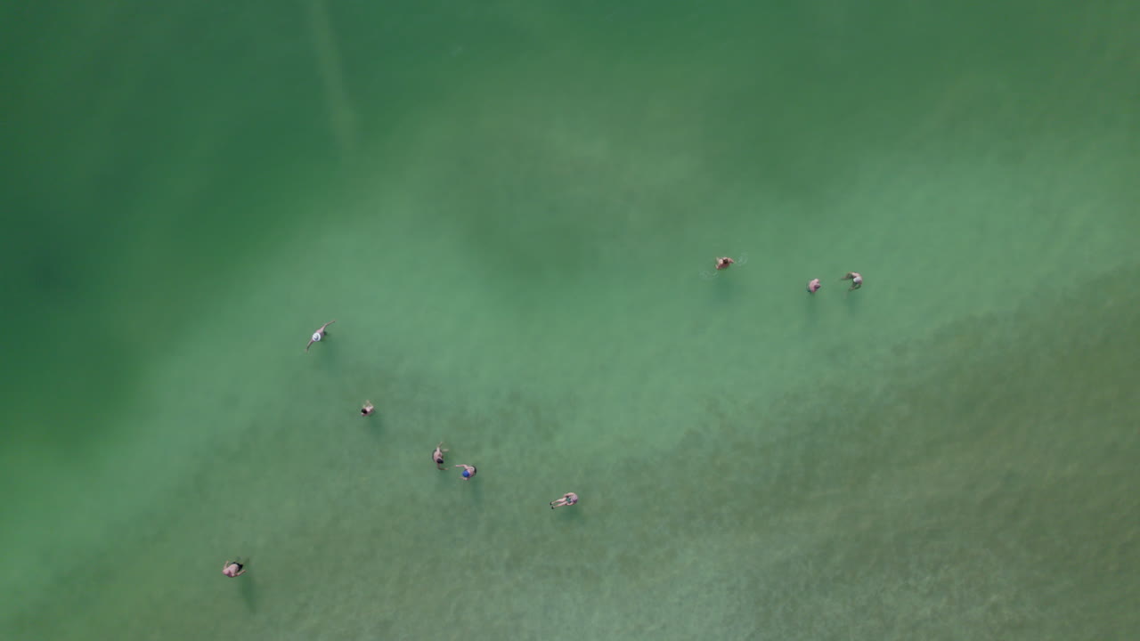 죽은 바다에서 목욕하는 혜택은 사람들이 긴장을 풀고 피부를 재생시키는 소금입니다.