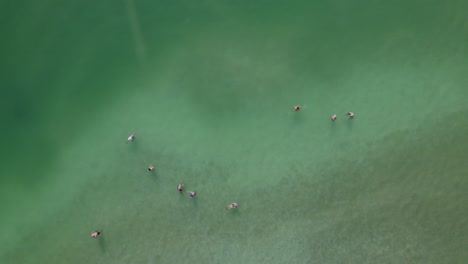 los beneficios de bañarse en el mar muerto son las sales que hacen que la gente se relaje y rejuvenece la piel