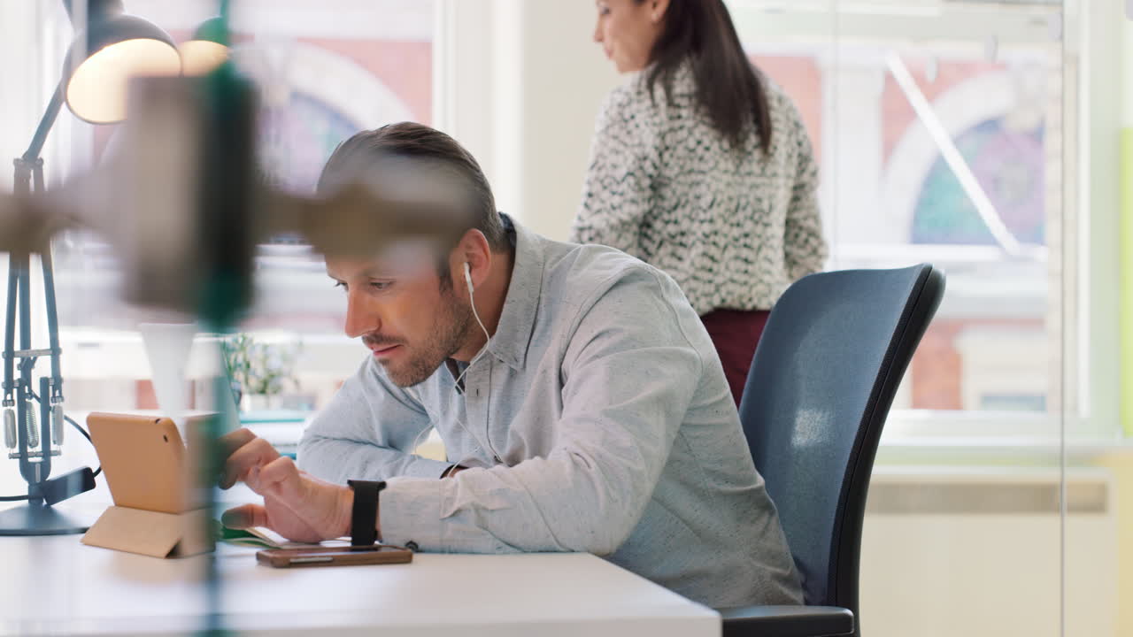 오픈플랜 오피스 데스크에서 일하는 소프트웨어 엔지니어 공유 작업 공간에서 컴퓨터 행 밝은 자연 빛 젊은 사업가들의 혼합 인종 팀 배경